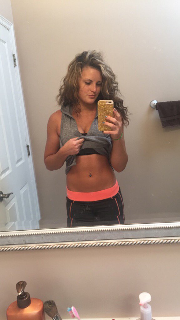 Ignore the after pizza stomach. But I'm finally getting my shoulders rounded out! 👏🏽💪🏽#dirtydiet #girlswholift #gym