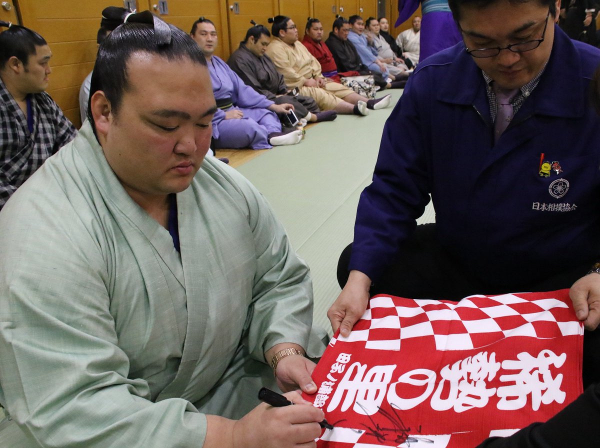 sumokyokai's tweet photo. <力士会>横綱応援シートの風呂敷にサインを書く、稀勢の里。#sumo https://t.co/cxfhfdw2UF