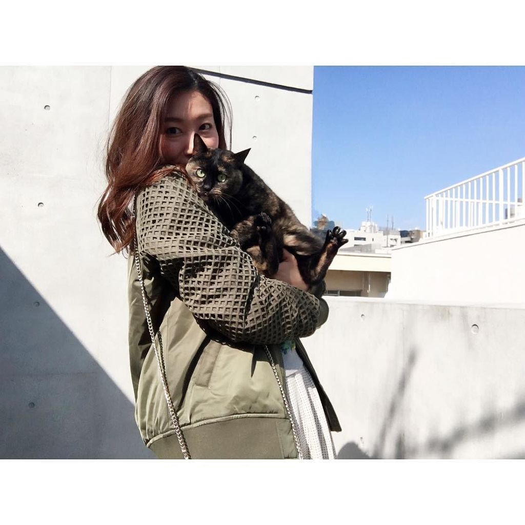 benemode's tweet photo. #ねこのリーリ #🐈 足がパーになってる☺️🐾
#OOTD
#F21 のメンズMA-1が袖はメッシュになってて可愛い❤️
#skirt #Benemode *
#愛猫 #ねこすた … https://t.co/IZDWD24Po0 https://t.co/jmlt9dhBsl