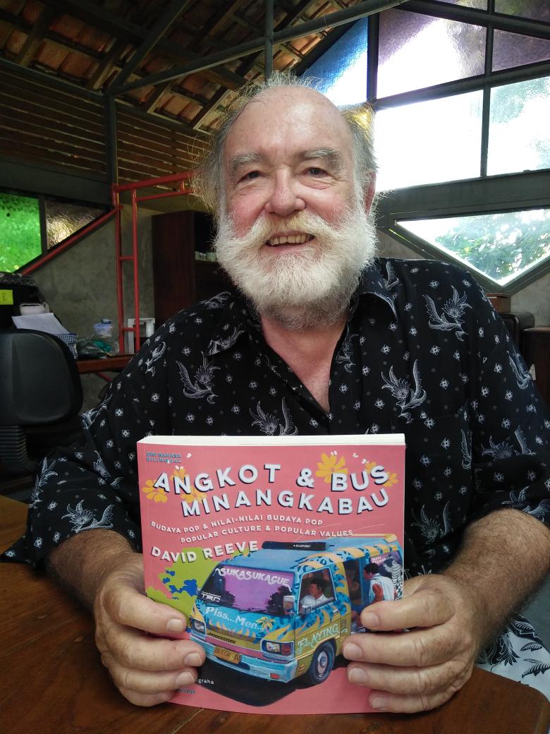 JJRizal's tweet image. sejarawan #davidreeve dgn buku barunya Angkot dan Bus Minang: Budaya Pop di Sumatera Barat