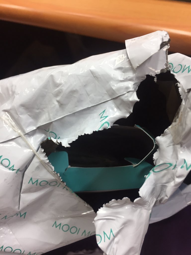 SabrinaViandani's tweet photo. @jne_id hari ini terima paket jne dengan bungkus yang sudah terkoyak dan barang dalam nya terlihat dari luar https://t.co/KGa8uvvyVT