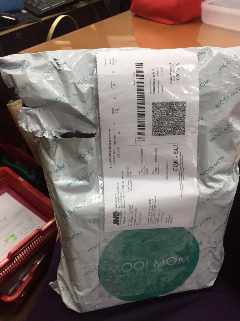 SabrinaViandani's tweet photo. @jne_id hari ini terima paket jne dengan bungkus yang sudah terkoyak dan barang dalam nya terlihat dari luar https://t.co/KGa8uvvyVT