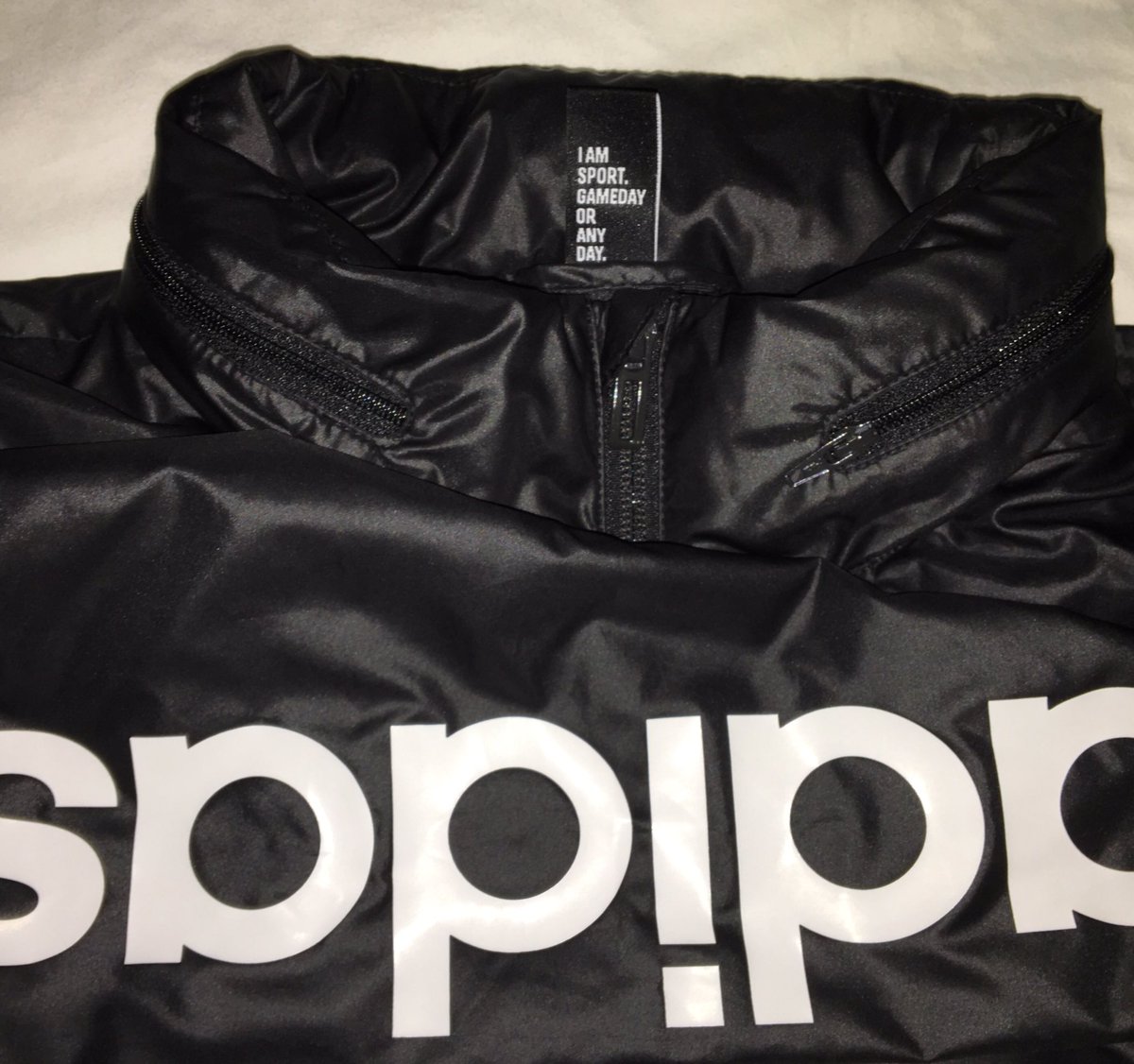 chelle_seas's tweet photo. Essential packing #girlseyesroll #lovethislabel #overpackingasalways https://t.co/hw0iUU98F3