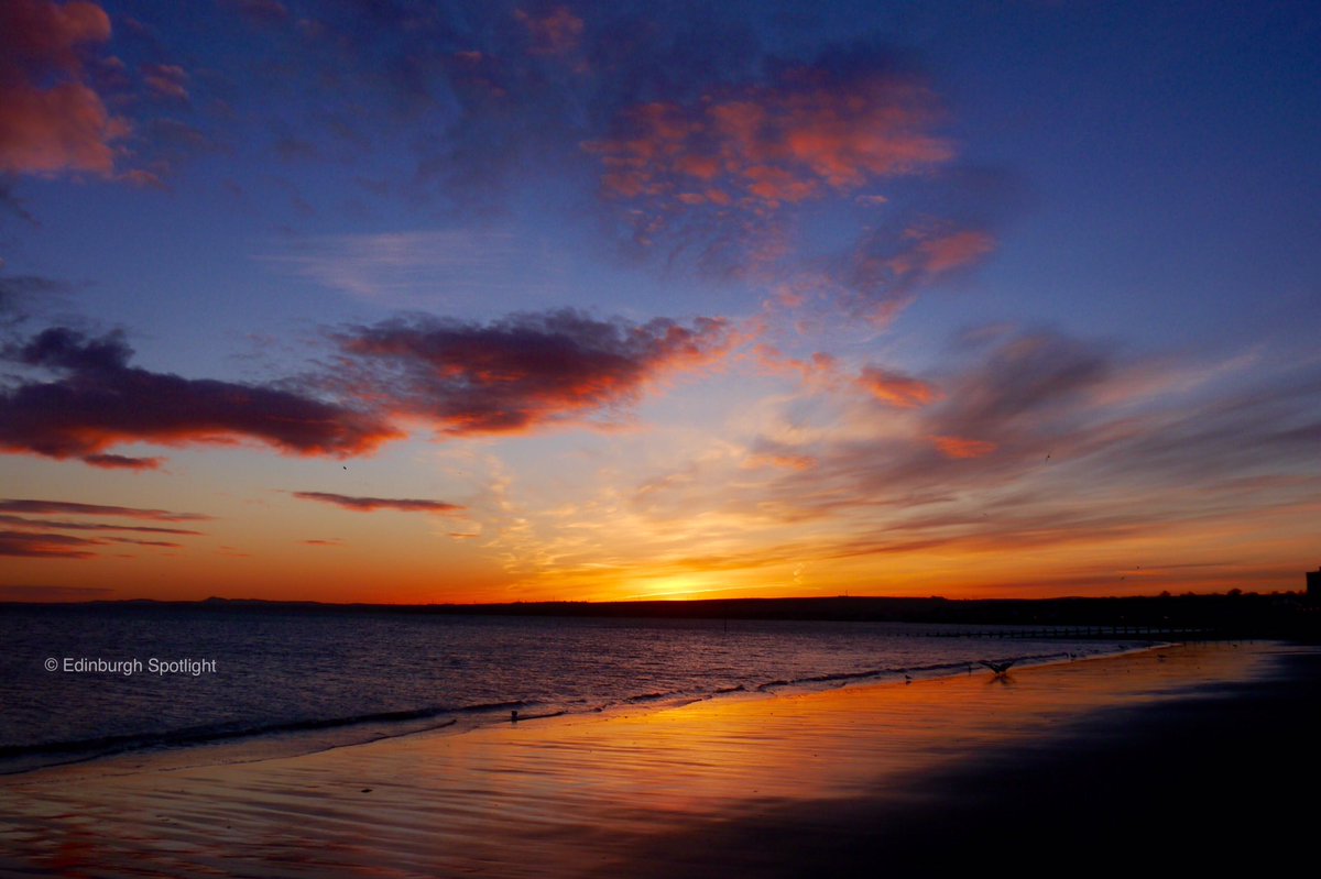 edinspotlight's tweet photo. Sunrise from Portobello Beach this morning #Edinburgh https://t.co/ray2h9DsZC
