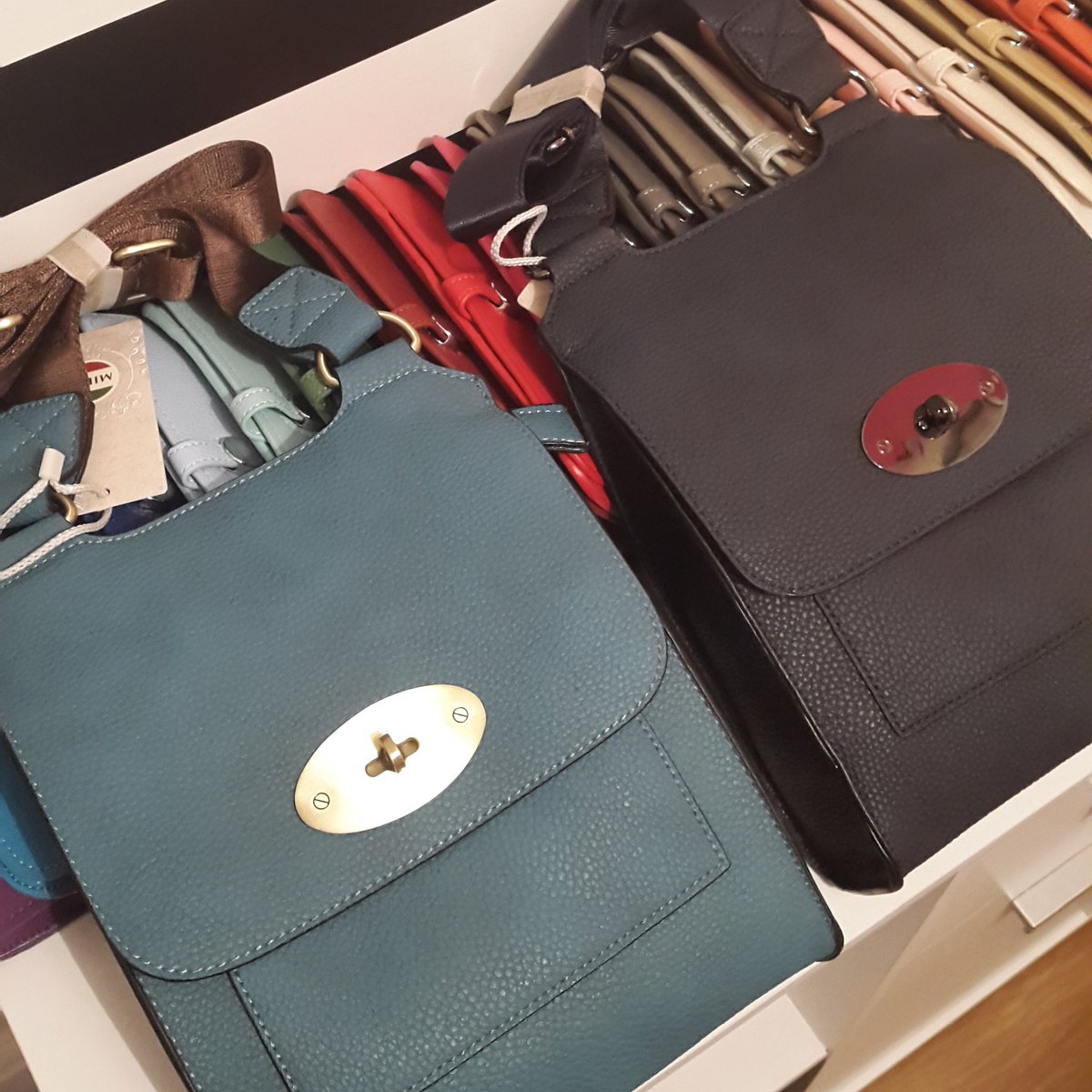 LauraRBoutique1's tweet photo. Love the new colours. Teal green and navy blue. £17.99. #mulberrystyle #messengerbag #handbags #mothersdaygifts #shop #fashionaccessories https://t.co/gGf6zTXy8J
