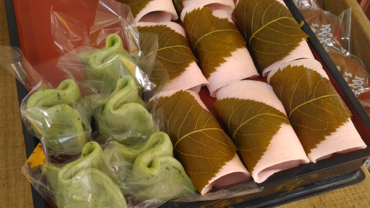 <a href="/happoudou/">八宝堂</a>　明日は桃の節句。和菓子屋で桜餅と草餅が一番売れる日です。実は昔からそうだったわけではなく、割りと最近お手軽に食べられる桃色のお菓子として、広がったようです。知らなかった(^_^;)明日はぜひ桜餅を食べましょう(^o^)/

#宮代町　#八宝堂　#桜餅　#草餅
