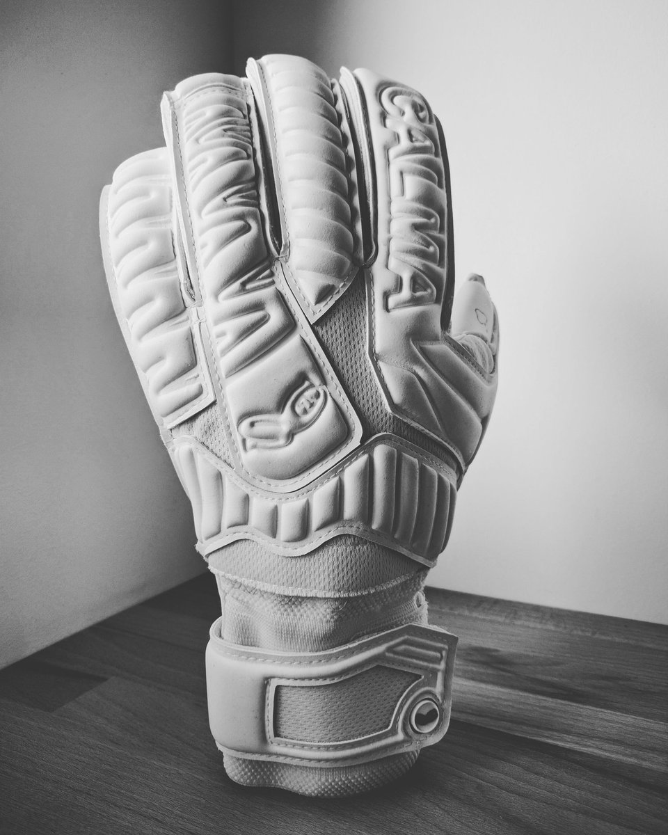 Goalie_Guide's tweet image. Look at what's in for review at the moment @CalmaGK  #calma #goalkeeper #football #soccer #goalie #keeper #gloves #1 #gk #save #training