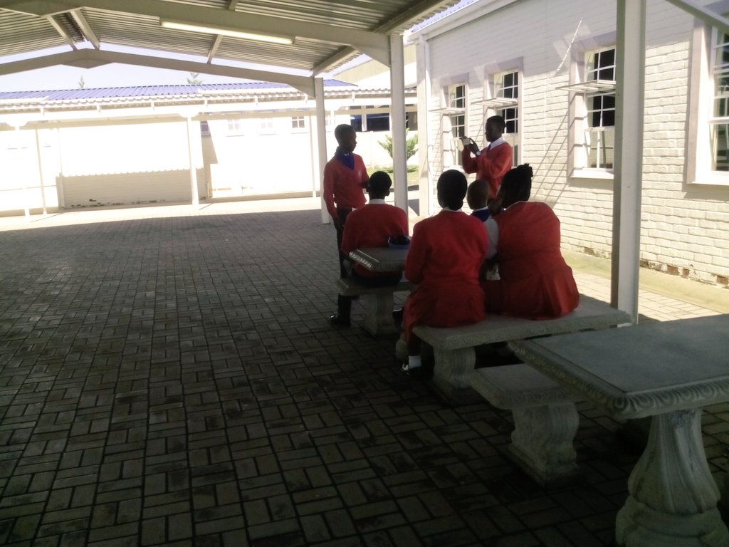 BerghLoren's tweet photo. Class no. 2 on their scavenger hunt  #gapschools https://t.co/tNUEjusQWC