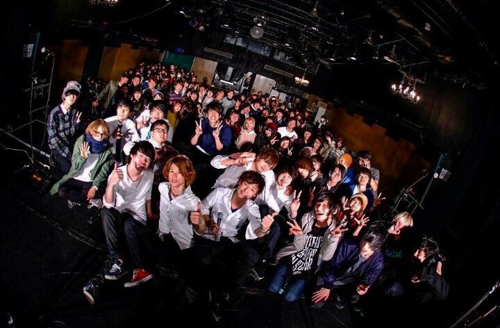 suketakesu's tweet photo. まさか最後の最後に呼ばれるとは思わんかったけどどのバンドもかっこよすぎて出演する事ばれんように観客席おった時から緊張して手が震えまくってました笑
お互いそれぞれの道を貫いて実力あげてまたどこかで出会えると嬉しいですな
江坂ミューズ有難うございました！
FlowNoteお疲れ様！！ https://t.co/eBUTOAhIdL