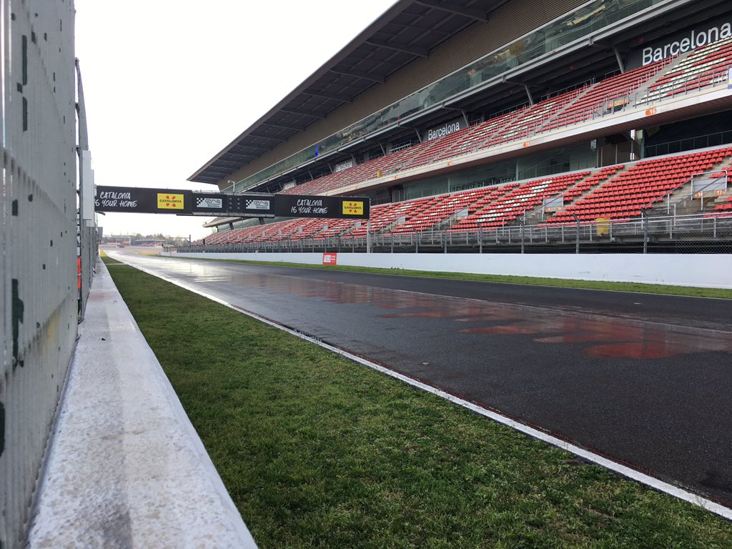 4e jours de test à Barcelone aujourd'hui. Mais cette fois sur piste humide #F1 #F1Testing #BarcelonaTest