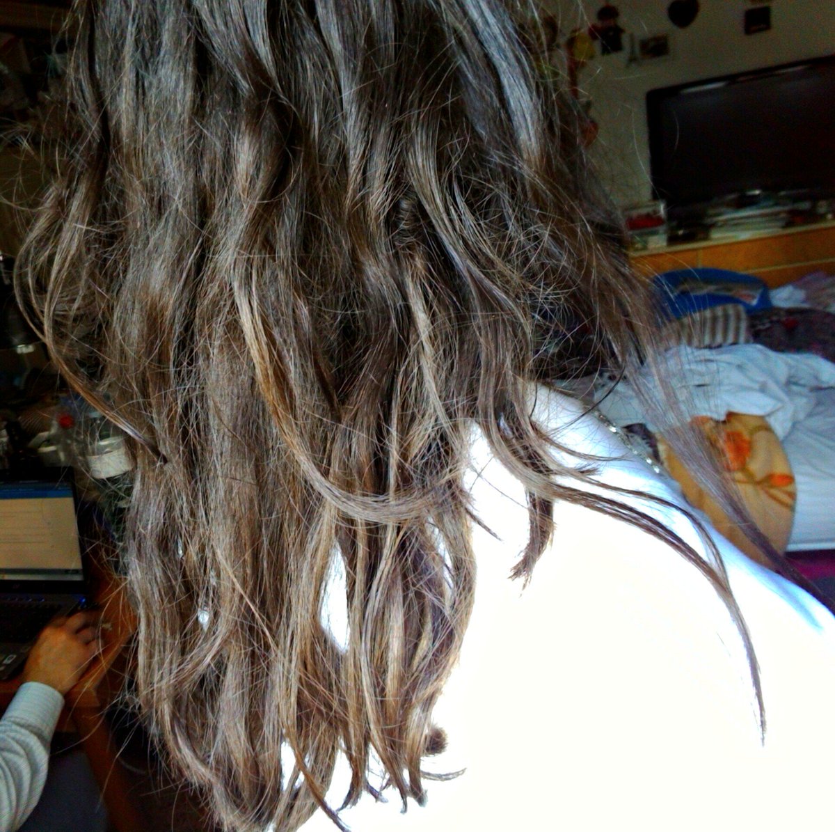 _dEbH_'s tweet photo. Quando decidi di tagliarti i capelli e ti scopri più chiara del colore che pensi di avere. #faidame https://t.co/rwqjbXdWyz