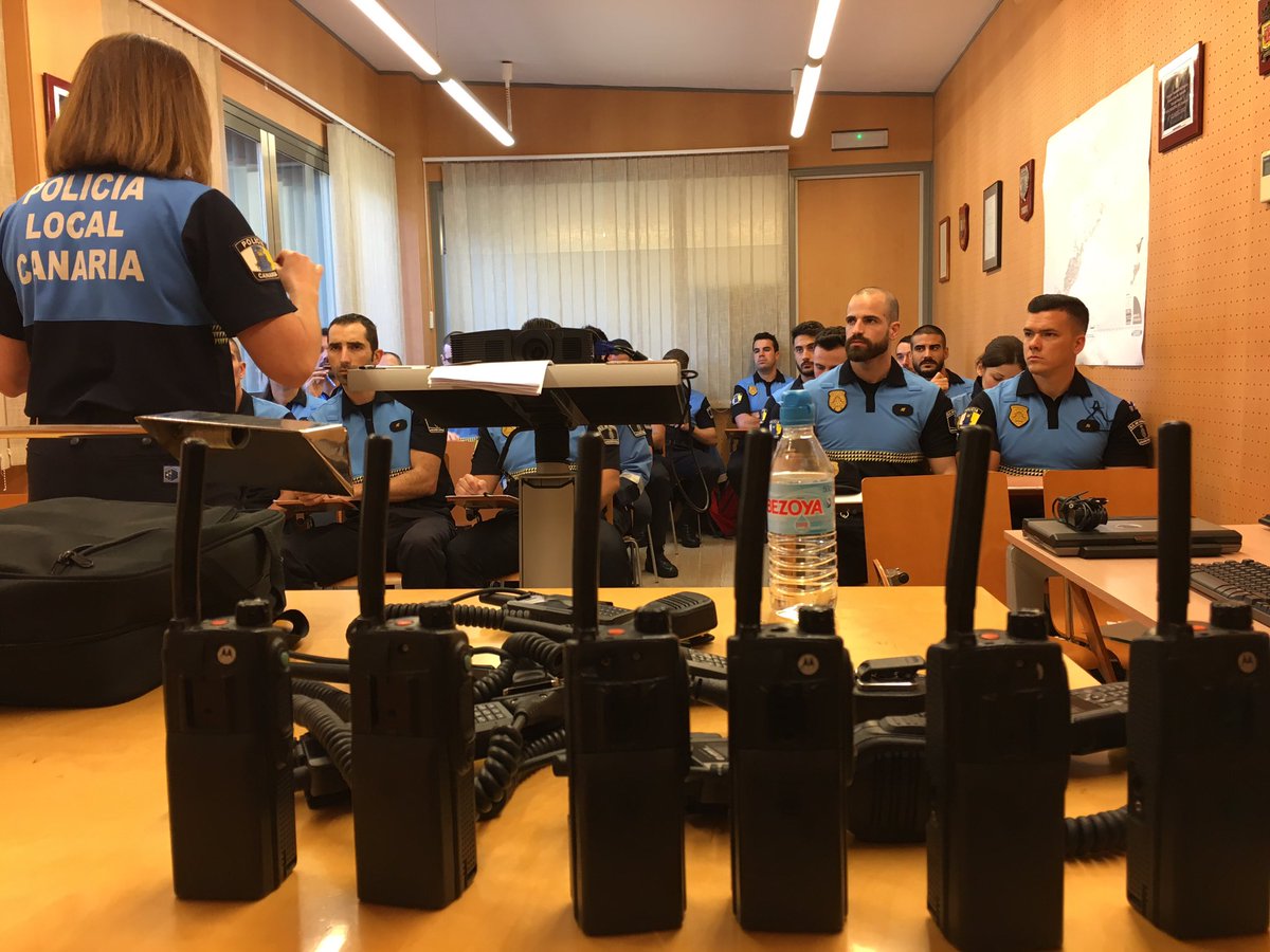 PoliciaLocalSC's tweet image. Comienza una nueva sesión teórica sobre las #comunicaciones #SaladeControl #092 para los nuevos agentes @PoliciaLocalSC #DGSE
