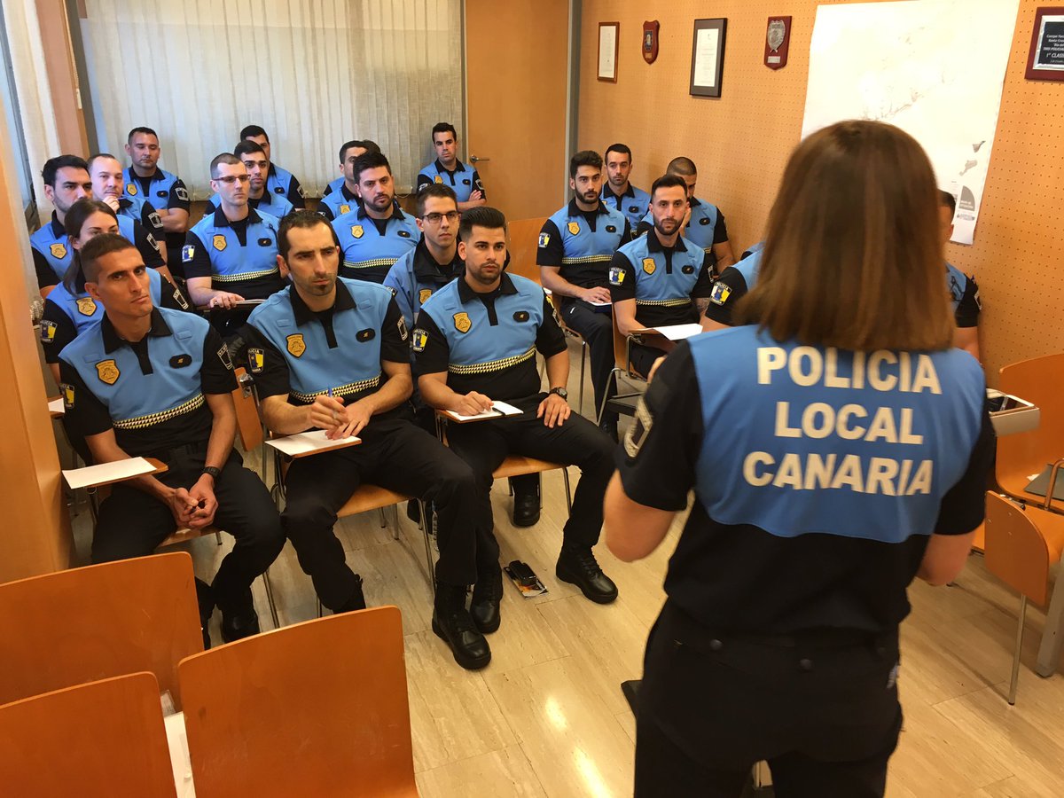 PoliciaLocalSC's tweet image. Comienza una nueva sesión teórica sobre las #comunicaciones #SaladeControl #092 para los nuevos agentes @PoliciaLocalSC #DGSE