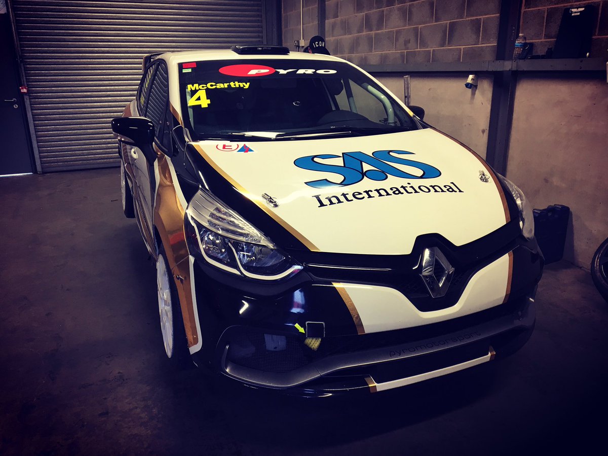McCarthyJRacing's tweet image. New look on the bonnet of the car! @sasintgroup @doningtonpark #SAS #renaultsport #cliocupuk #teampyro #btcc #shandonhotel #freemuk