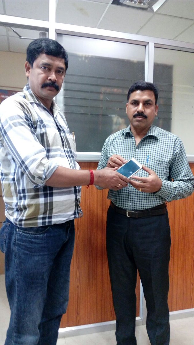 CIDWestBengal's tweet photo. Another lost mobile phone was recovered by C.I.D WB officials. The phone has been handed over to its owner.
#HelpCitizen https://t.co/dea305CT4F