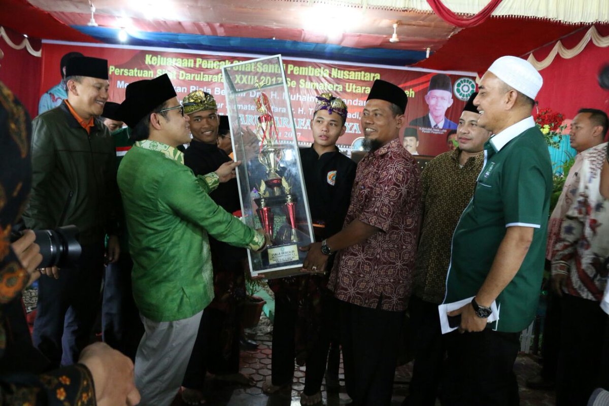 Ketua Umum DPP PKB A Muhaimin Iskandar menyerahkan Piala Kejuaraan Pencak Silat santri pembela Nusantara kpd panitia pelaksana. #PKBday