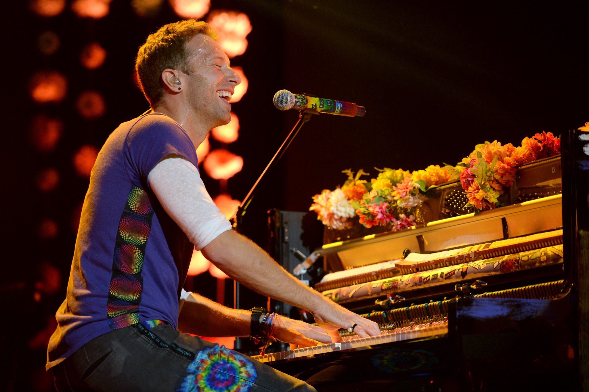 Happy Birthday to Chris Martin     and Thanks for the new song \"Hypnotised\", it\s truly beautiful 
