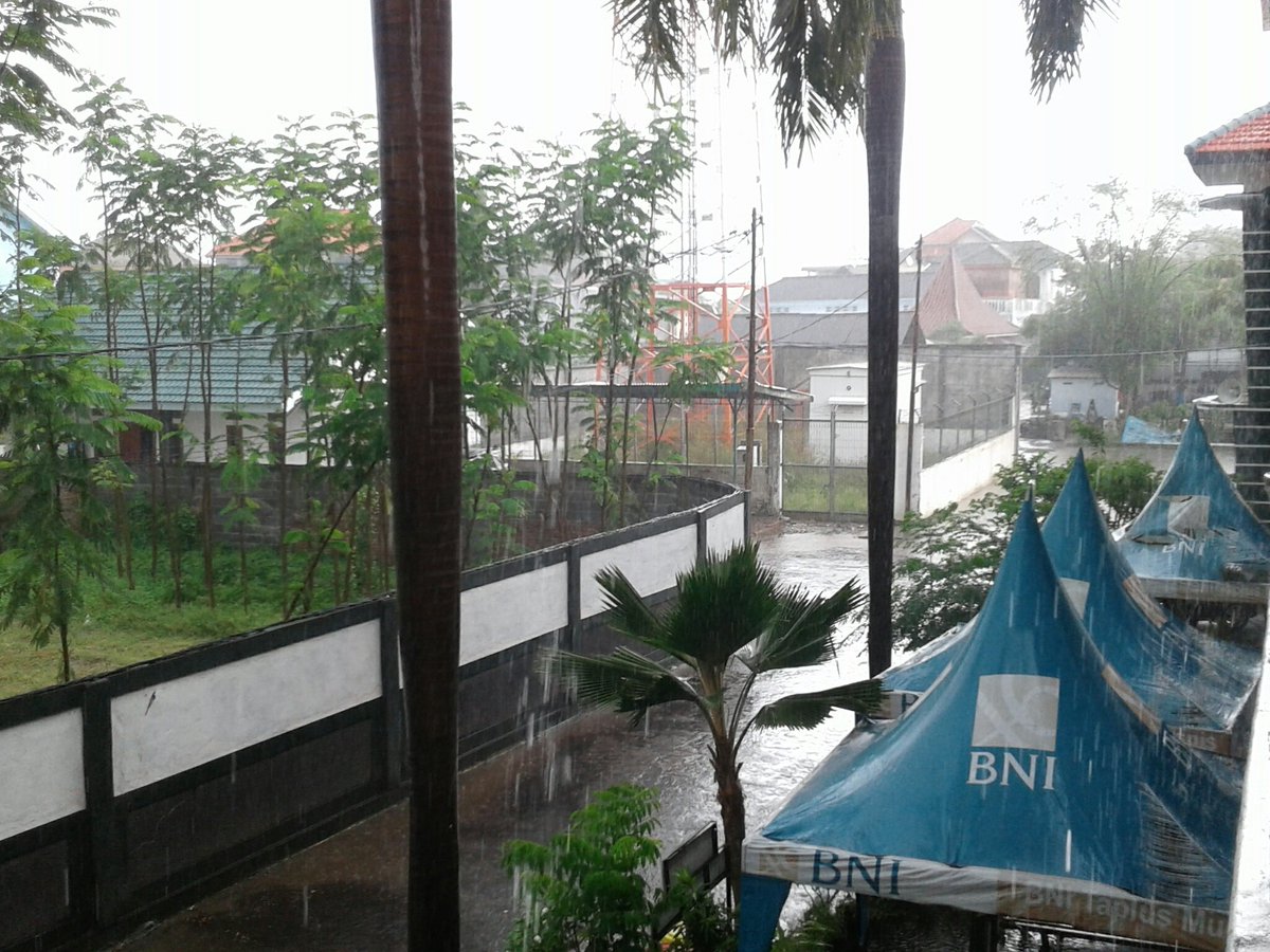 Kholil_14's tweet photo. Waduuuhh... hujan lagi... gimana nasibnya Cucian yaah... padahal baru tadi yg nyuci.... https://t.co/vOWHb2Rcdh