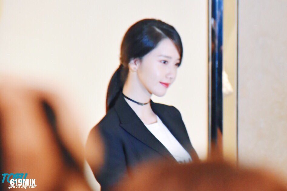 [PIC][28-02-2017] YoonA khởi hành đi Hồng Kông để tham dự sự kiện “DIOR 17S/S Landmark Pop Up Store” vào sáng nay - Page 4 C55vXHtU8AMEuwk