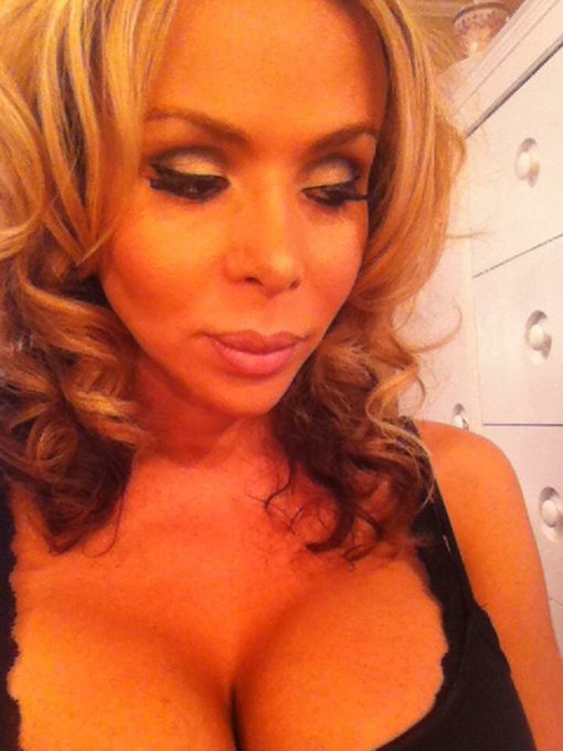 Me checking out my eye shadow https://t.co/0mwp0rijcr<a href="/tag/newprofilepic"class="tags"><span>#newprofilepic</span></a>