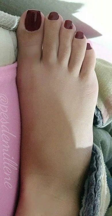 Oyoq fetişi fotosurati pushti tirnoqli lak