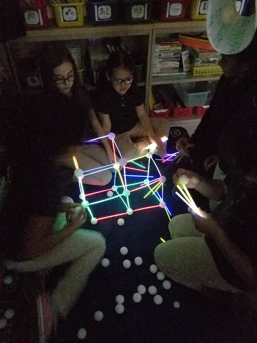 oliverExcel's tweet photo. Glow in the Dark City @SWilsonELT @raymarin_ELT @OliverSchool @ELT_Newark @BedtimeMath https://t.co/aoefVciUJS