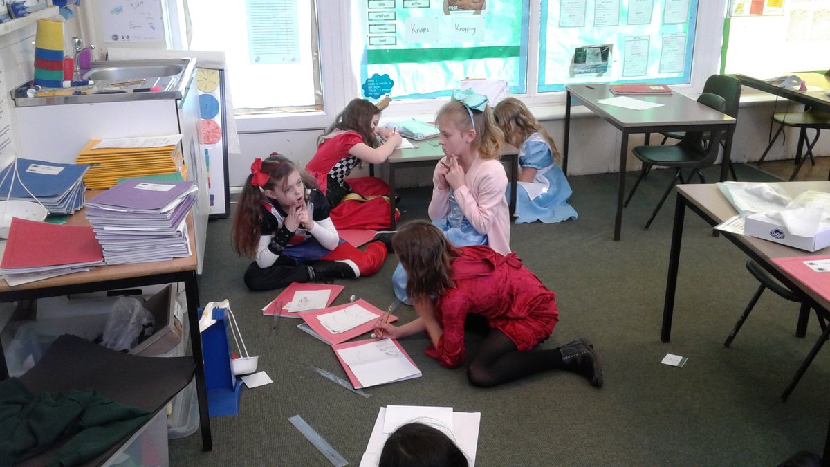 Year4BWPS's tweet photo. World book day! Making book covers! https://t.co/fPOkauUr0v
