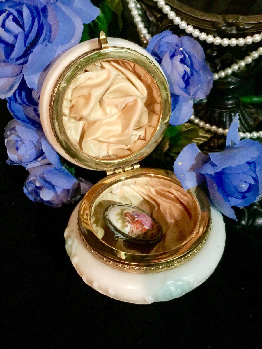 KolaBlueRose's tweet photo. https://t.co/CdyrK0ZvPg Antique Wave Crest dresser box

#shoppershour #etsychaching #etsy https://t.co/rELO7imgSz