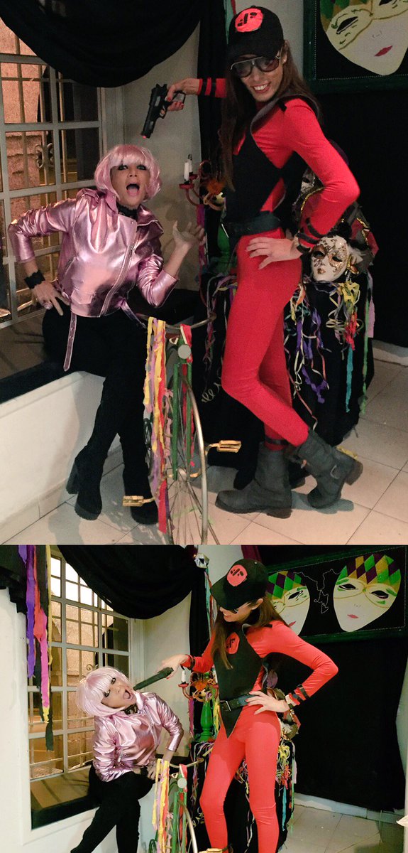 Serpentinas sobre los cabellos
y un disparo de champán a la de 3!youtu.be/ykBnbZABKPQ en el año más extraño d mi vida... #shinova