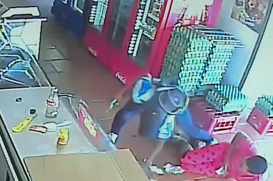 NoticiasCaracol's tweet image. Cámaras de seguridad captan a fletero disparando contra un comerciante al que intentaba robar  bit.ly/2mMSc4s