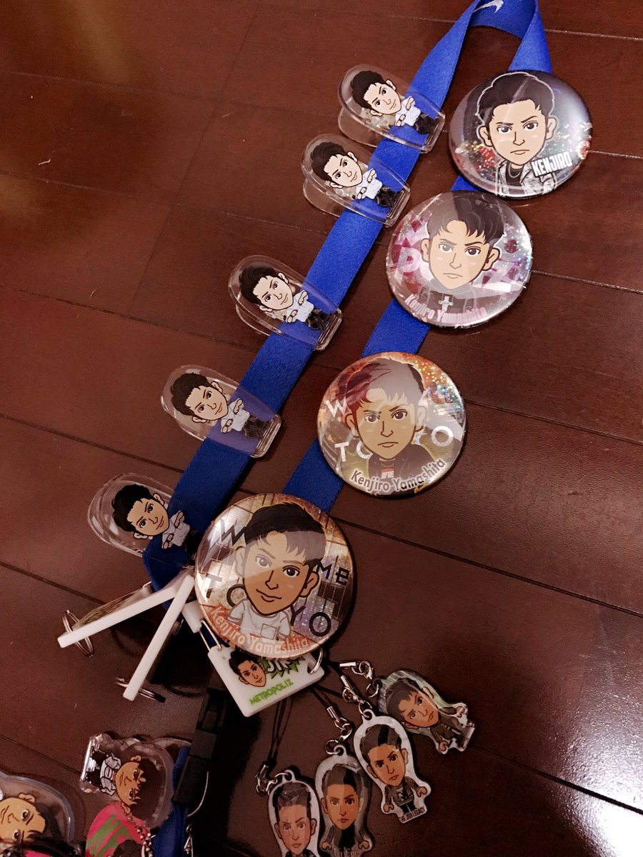 gun_cham_cc's tweet photo. 健さんで遊んでた 笑笑
前までグッズ興味なくて今年から集め出したけど
まだまだやな〜
75mmとかは高校生なってからやな😥
缶バッチ全然たりひん
とりあえずハイローモバ缶とJ.S.B.verとアニバとお正月辺り？
そっからモバ缶表情違い集めよッ！

てか明日テスト(( https://t.co/RJ3jmLZS8i