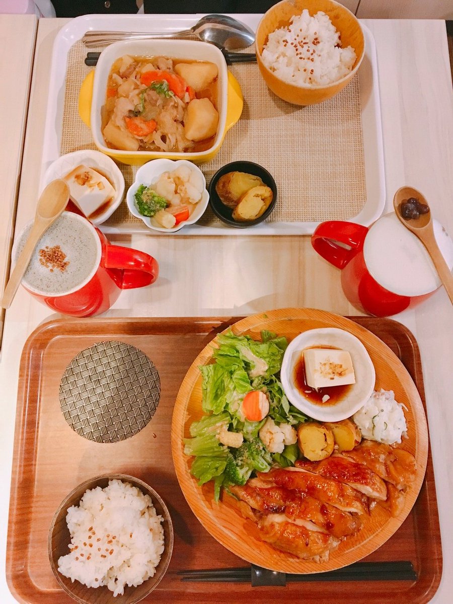YuTuChen's tweet photo. 好推♥去年我失落時在這遇到了好店員
現在我要報答她了♥她居然記得我~
且一眼認出來(他還記得我哭掉他們店裡整包衛生紙...)
#紅豆拿鐵 #宇治冰淇淋鬆餅 #馬鈴薯燉肉定時 #照燒去骨雞腿定食
#MACHIKAKA #南京復興 https://t.co/hLxvRBoejZ