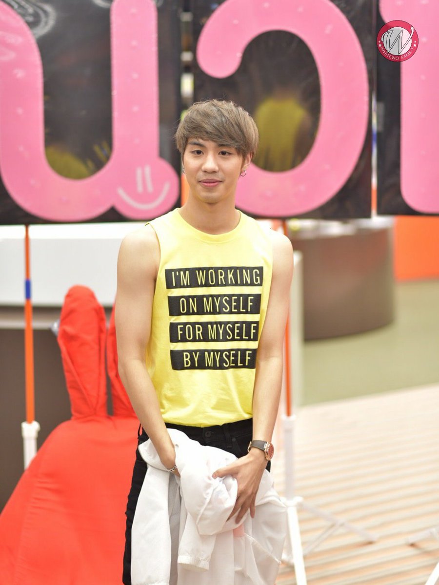 whitewofamily's tweet photo. วันนี้ขนาดไวท์ไม่ค่อยสบาย ยังอุส่าห์โชว์กล้ามให้พวกเราได้ชม 😍 หายไวๆนะครับ 😘✌ #waterboyytheseries #GMMTV6Natures+ #GMMTV #whitewo https://t.co/J1Pxv6DsR3