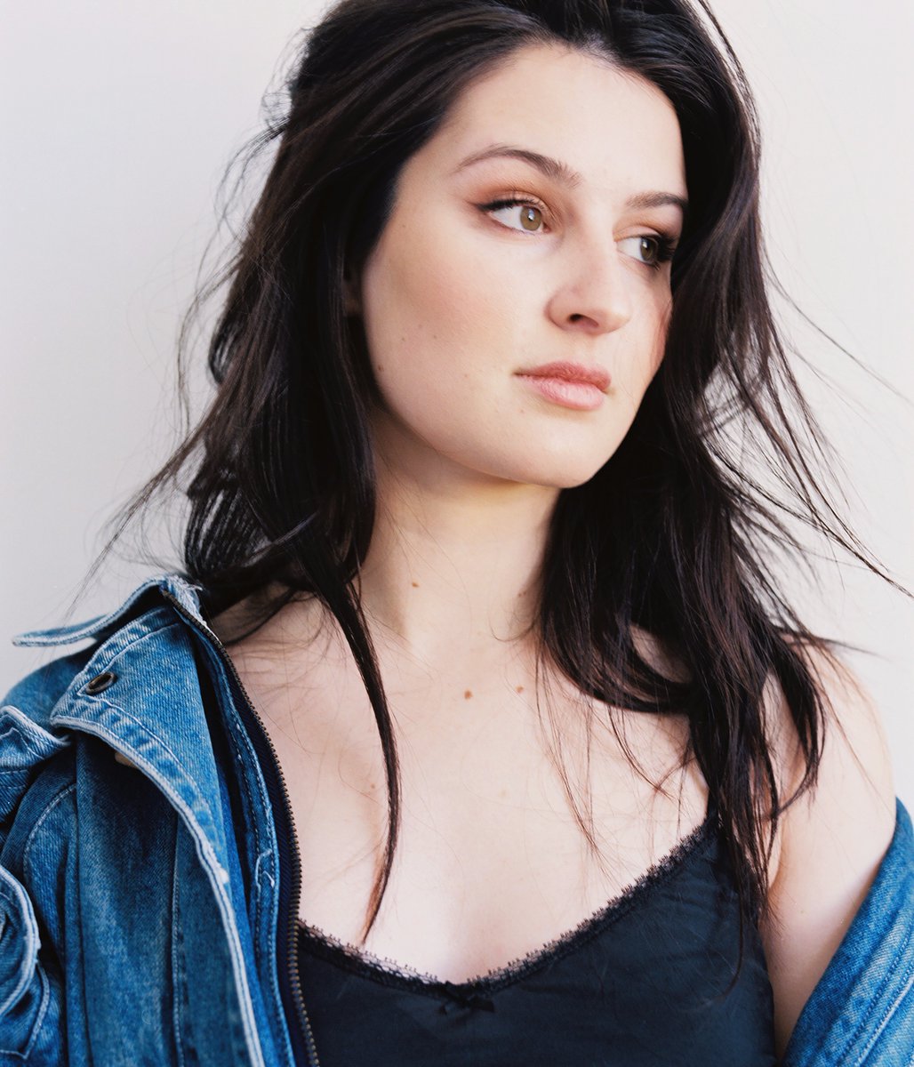 New Zealand-born, New York-based @alaynaamusic shines on her brooding R&amp;B slowjam Falling Autumn. 🍂

soundcloud.com/alaynamusic/al…