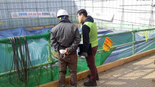 #성남시 에서는 모란가축시장 환경정비에 따른 합동단속을 지속실시할예정이며,
성남~장호원간 도로 사업장, 도촌동 요양병원건립 공사장 
민원발생뿐만 아니라 순찰중 관리미흡한 곳 수시로 순찰실시하였습니다.
해빙기 안전공사, 환경오염대책강구 계도실시하였슴다