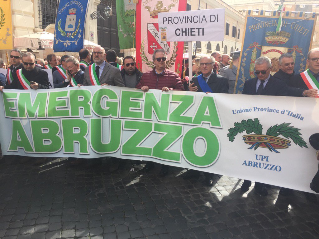 GianniMelilla's tweet photo. Sindaci e cittadini abruzzesi manifestano a Roma https://t.co/eWd3GAoskW