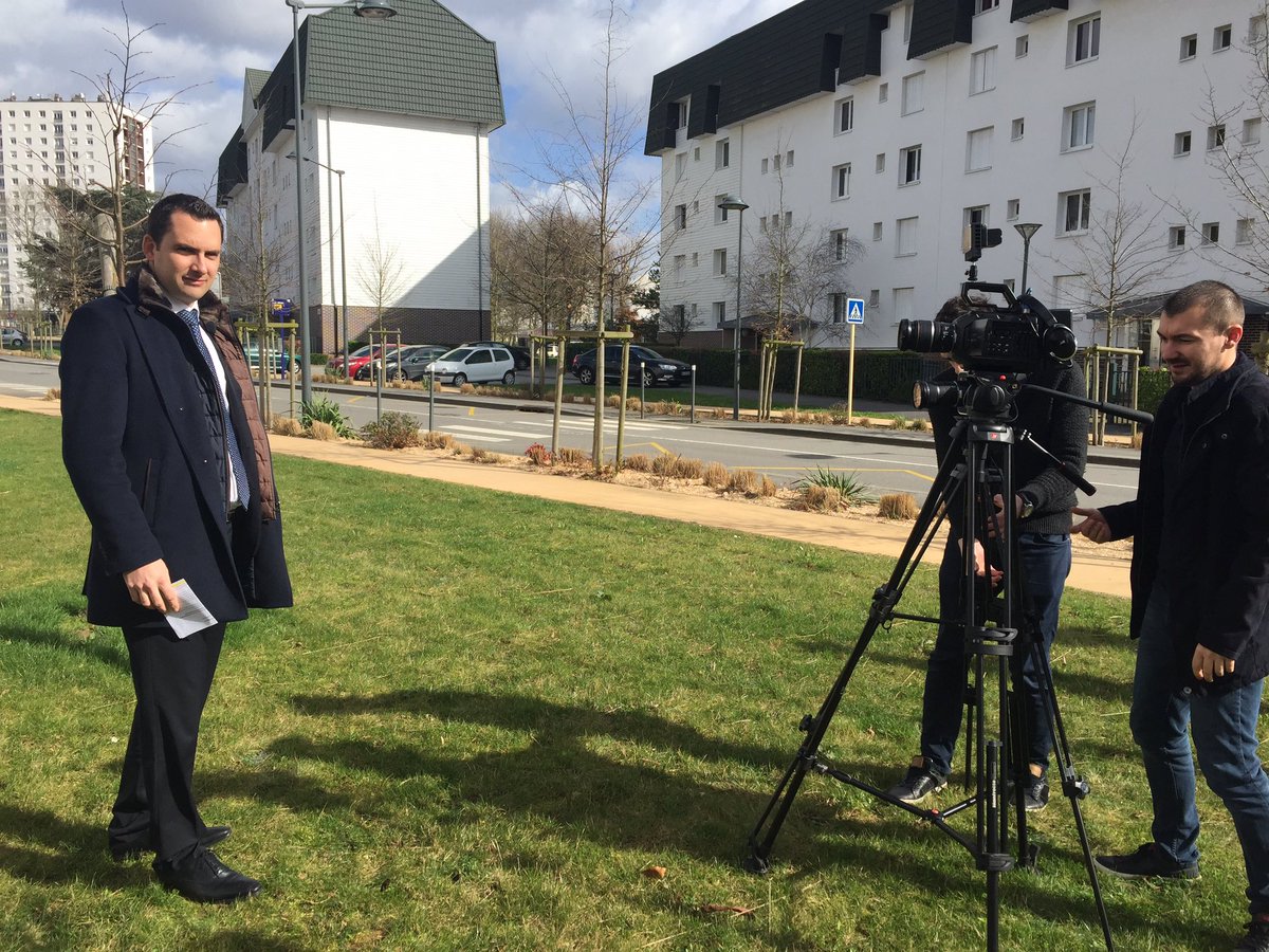ElodieFillocque's tweet photo. Une nouvelle journée de tournage @habitat_76 avec @Souchal_P pour le #logementconnecte 🎬 https://t.co/cCUWNkpalj