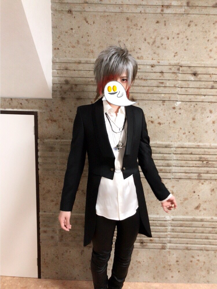 まふまふ 空腹 今日は動画撮ったりして このあとみんなでごはん食べたら 深夜からデザイン的なことをします この壊滅的センスで何をデザインしろと この前のpvでの髪型なのだけど 顔まわり赤になっててお気に入り W