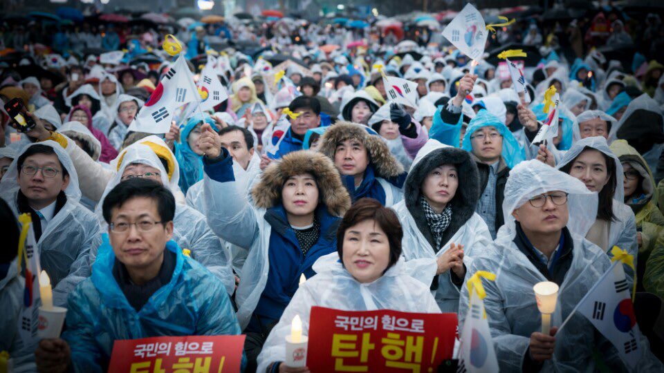 yangwork1's tweet image. 어제 삼일절 촛불. 꽃샘추위와 비바람에 몸은 힘들었어도 함께 하는 사람들이 있어 기운을 냈습니다. 아름다운 우리 태극기도 열심히 흔들어 보았습니다. 태극기가 제 자리에서 휘날리는 날을 꿈꾸며.