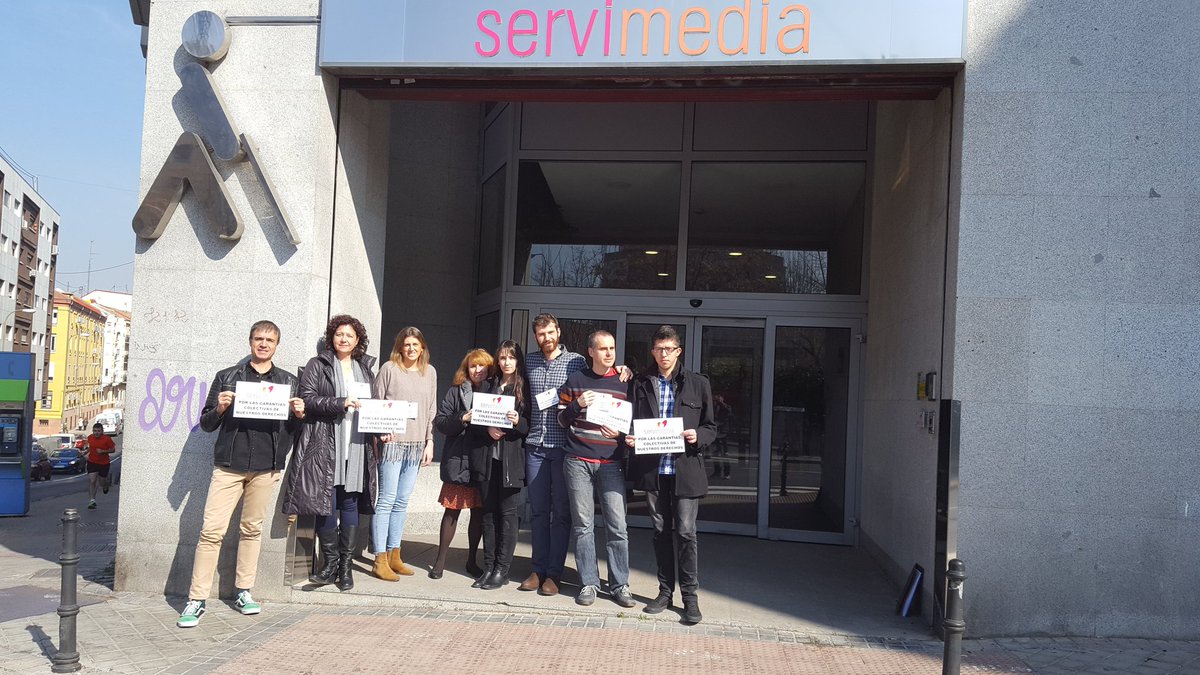 ComitServimedia's tweet photo. De nuevo hoy, los trabajadores de @Servimedia protestando por las condiciones en que queda la plantilla tras la partición de la empresa. https://t.co/id6GBjQrip