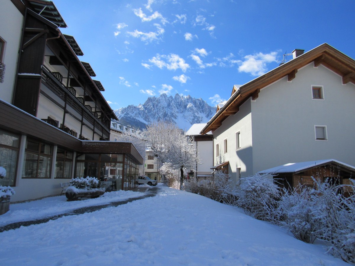 Sonne, Neuschnee und dieses herrliche Panorama! Was möchte man mehr? ❄️☀️🗻
#Innichen #SanCandido #3ZinnenDolomites innichen.it