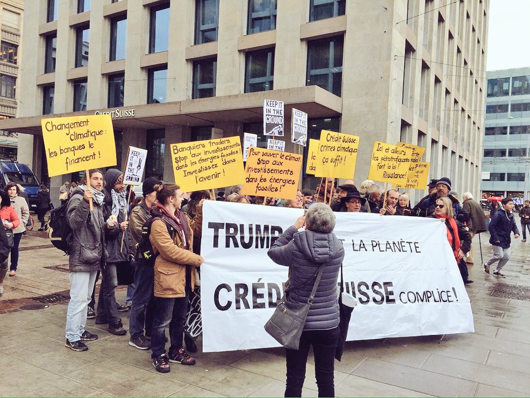 AnvCop21's tweet photo. [LIVE #NoDAPL ] Rassemblement à #Geneve pour dénoncer le Crédit suisse, important financeur du pipeline Dakota Access #CreditSuisseComplice https://t.co/A2rKVzWe3p