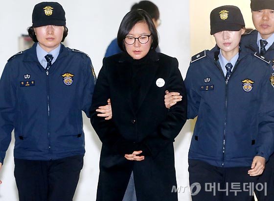 darunbooks's tweet image. 박원순 시장 규탄하겠다고 나온 어버이연합 할배는 "박원순이 남자였어?"라고 되묻지를 않나, 특검사무실 앞에서 모여 있던 '성조기집회' 참가자는 소환되는 장시호를 조윤선으로 알고 "장관님, 힘내세요"라고 외쳐댑니다.
이런 모지리들이 잠시 웃음을 주네요.