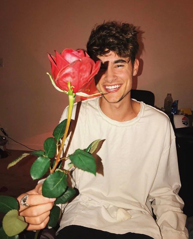 urlocalhuffpuff's tweet photo. psa that my boyfriend is cute and i love him even tho watching people roast him is fun 💓💓💓 https://t.co/CB1DtB4pwG