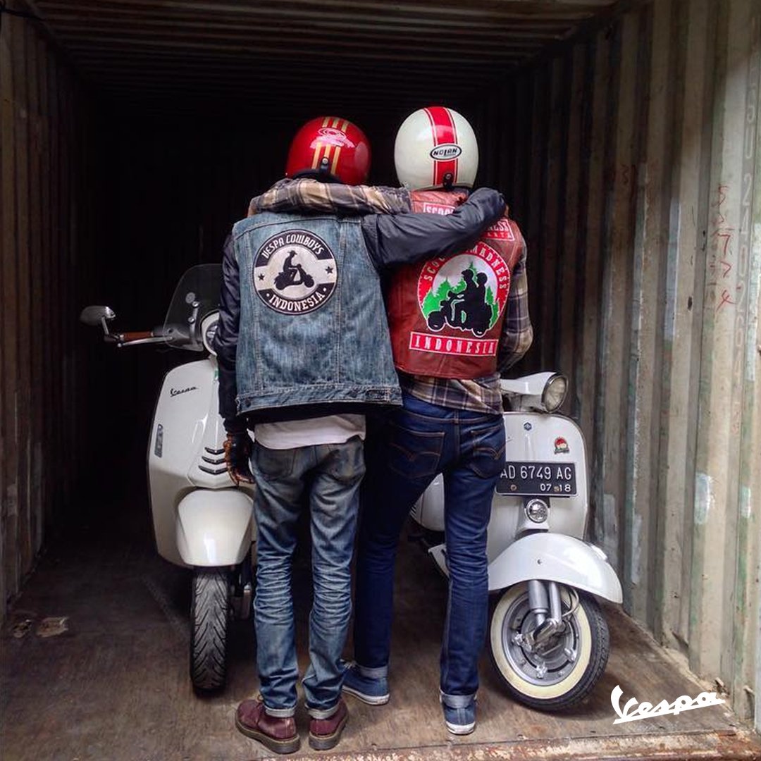 Mau Vespa baru atau klasik, yang penting tetep asik! (dari IG @scootermadness_id) #ColorsOfVespa #Vespawesome