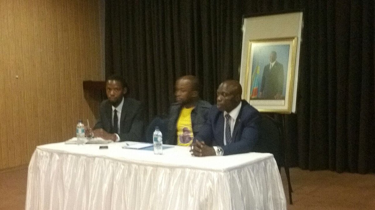 ljpprd's tweet photo. #RDC : Échange entre @PatrickNkanga2 et les jeunes congolais venus apprendre au #zimbabwe. @pprdofficiel @AmbHenriMova @JPKambila https://t.co/Ymsb2Ra78A