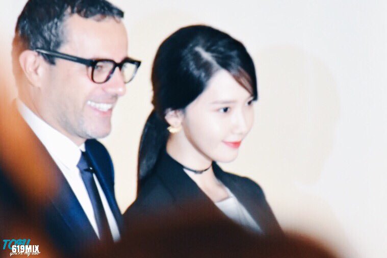 [PIC][28-02-2017] YoonA khởi hành đi Hồng Kông để tham dự sự kiện “DIOR 17S/S Landmark Pop Up Store” vào sáng nay - Page 4 C56TpskUYAICHQE
