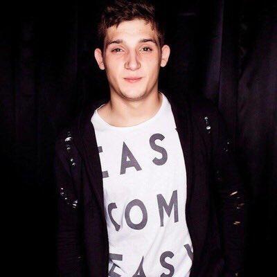 Come hangout with me &gt; 👋👋👋 on #BIGOLIVE web.live.bigo.sg/2169608645_148…