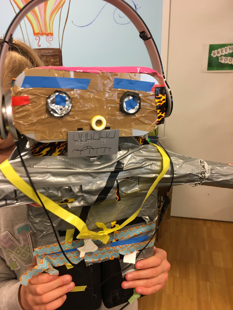 wkirkwood's tweet photo. Haven't been in the #makerspace during lunch for a while. Such amazing energy #zislearns #zismade @CCCC_9999 https://t.co/uxTTx42Nbu