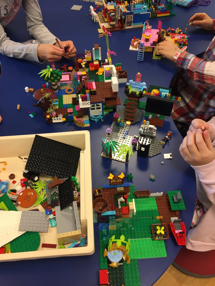 wkirkwood's tweet photo. Haven't been in the #makerspace during lunch for a while. Such amazing energy #zislearns #zismade @CCCC_9999 https://t.co/uxTTx42Nbu